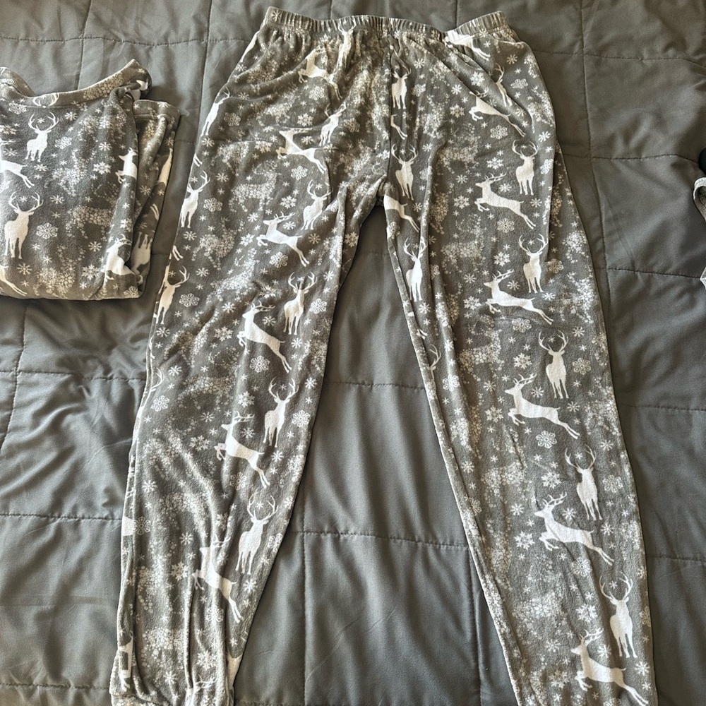 COZY Fleece Women’s Gray Reindeer Print Pajama Pants and Shirt